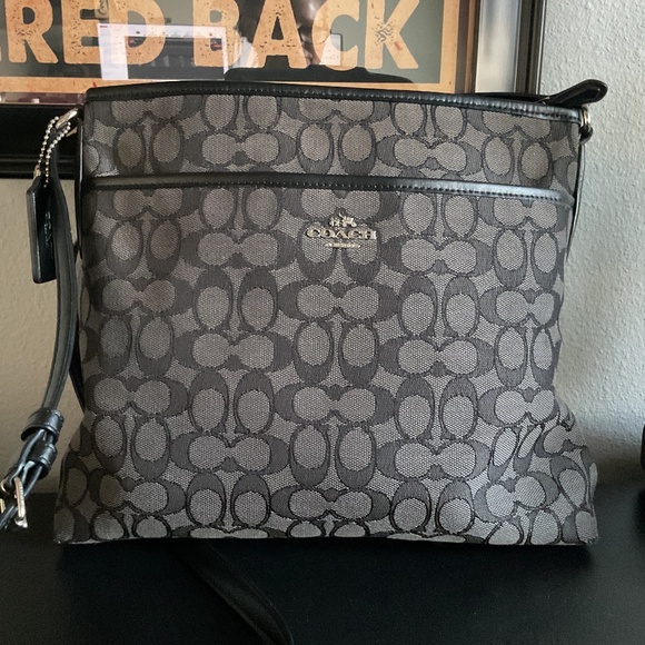 Classic COACH pre-loved cross body bag - Picture 1 of 12